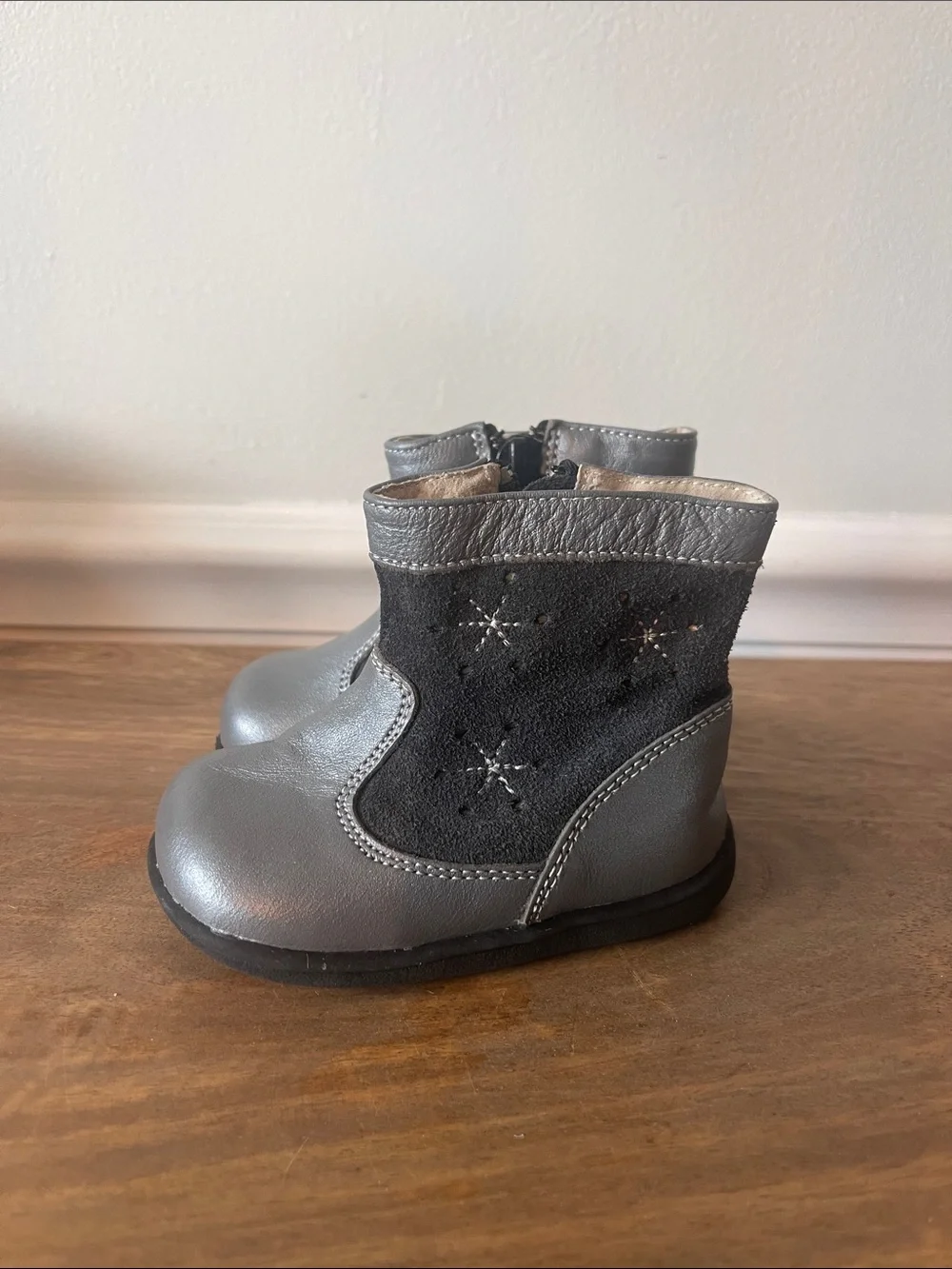 See Kai Run Silver and Black Star Accent Boots Size 4